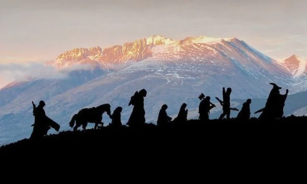 Suilad, mellon! I suggest you choose your favorite characters from the Lord of the Rings and the Hobbit.
The central characters from both books and movies are placed here. I wish you a pleasant passag
