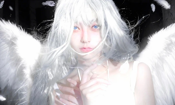 Angelcore is a mix of ambient, ethereal wave, dream pop, witch house, heavenly vocals, as well as elements of hyperpop, trance and lo-fi. 