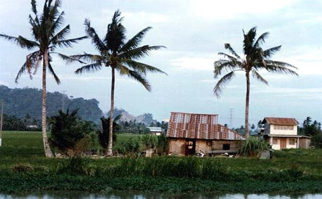 5. Perlis (Malaysia) is a 795 km2 state in Western Malaysia, in the extreme northwest of the Malacca Peninsula. 5. Perlis (Malaysia) is a 795 km2 state in Western Malaysia, in the extreme northwest of the Malacca Peninsula.