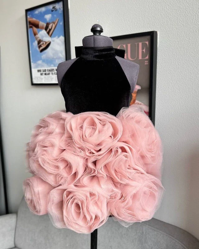 A beautiful costume with a skirt that looks like roses. A beautiful costume with a skirt that looks like roses.