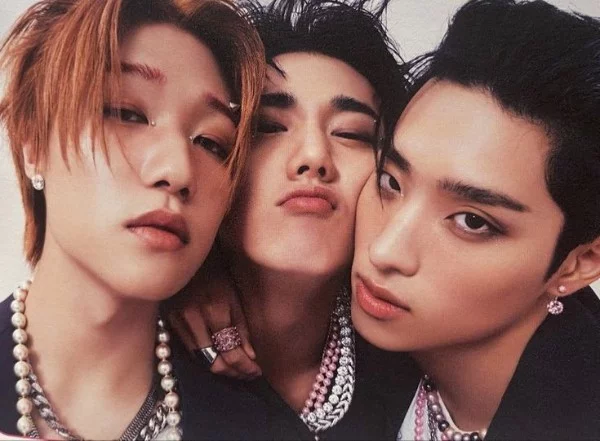 In this quiz, you will be able to test your knowledge of various kpop groups and solo artists. 
 Good luck!)