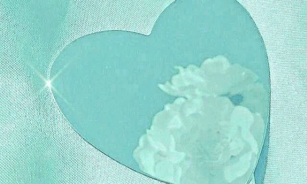 Turquoise is a color combining blue and green, symbolizing tranquility, freshness and harmony. It is associated with nature and is often used in interior design.
