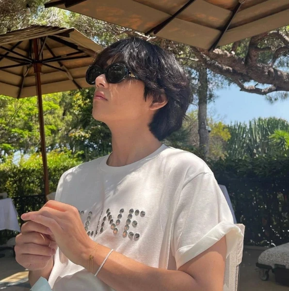 Popular Korean idols and actors are gathered here. I apologize in advance that most of them were not included in the list. Enjoy your passage :) 