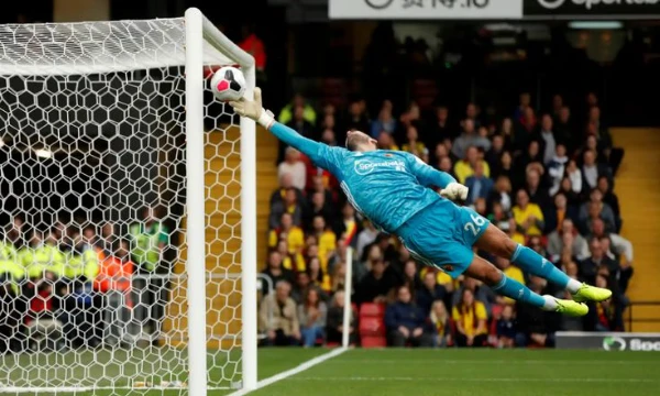 The description shows the national teams that the goalkeepers represent, as well as some of the clubs they played for. 