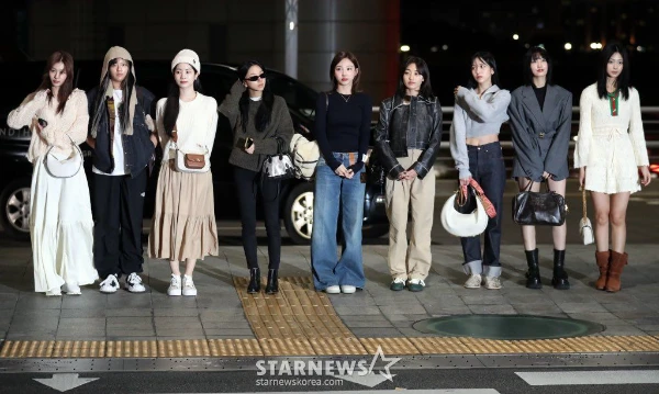 All the girls from Twice are fashionistas, and each has her own unique style, we can often see photos from airports where everyone shows their outfits in different ways, so choose which ones you like 