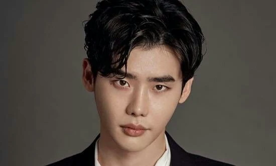 Choose the most beautiful and best photo of the popular Korean actor Lee Jong Suk. Doramas with him: Pinocchio, Chatterbox, V.I.P., While You're Sleeping, Romantic App, Witch 2