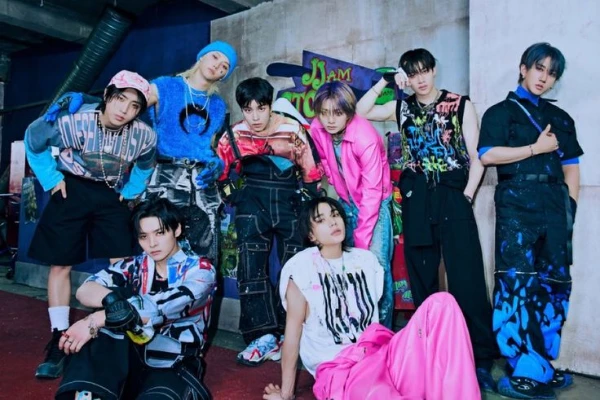 It's not my idea! But it didn't seem to be with Stray kids. The essence of the test is to choose Stray kids or another group, in the end you will find out who was chosen the most. Have a nice walkthro