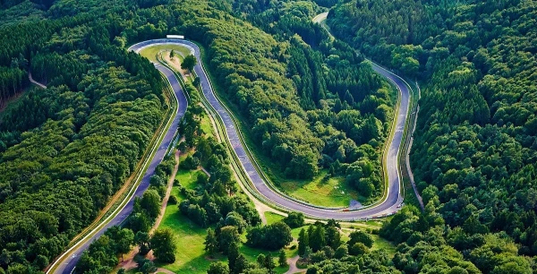 A selection of the 32 most popular racing tracks in the world. Choose the most beautiful and the best. Enjoy your passage, everyone. 