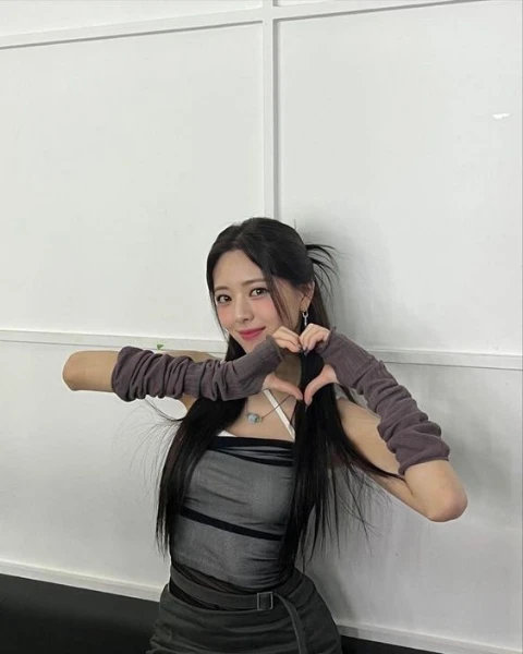 check your similarity with member of girl-group itzy - Yuna) let's go to do test! good luck in passing)