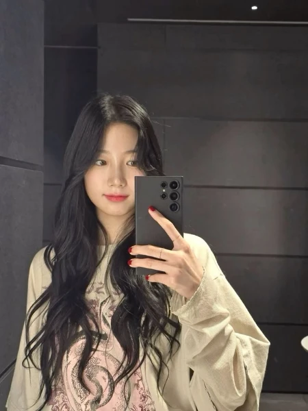 It's not my idea. I'm going to write lines of k-pop songs with a missing word and a band performing the song to make it easier. Your task is to insert the word first, then write it. 