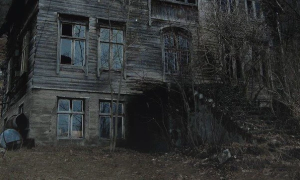You are trapped in a creepy place where danger lurks at every turn. Make the right choice to outsmart the monster and get out alive. Check your chances of escape!