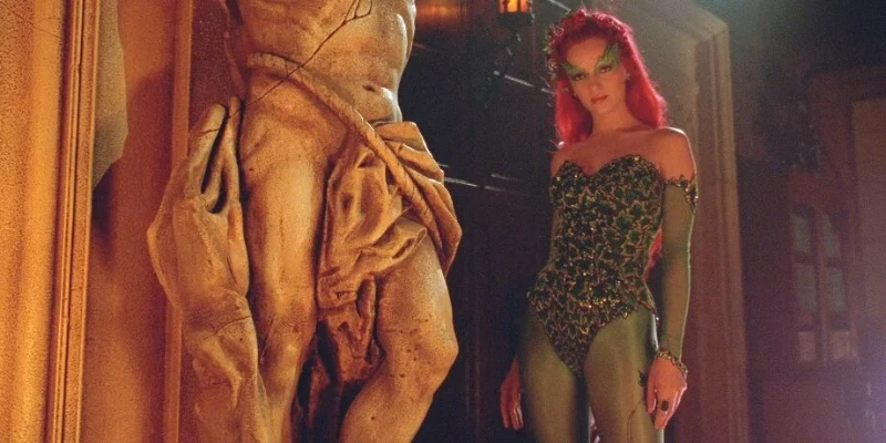 Uma Thurman portrays Poison Ivy. Uma Thurman portrays Poison Ivy.