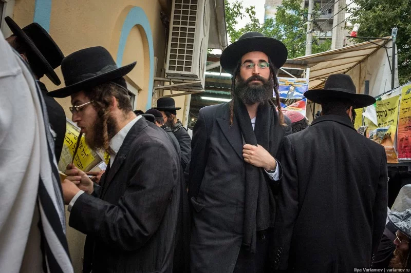 Many "stereotypical Jews" are Hasidim. Many "stereotypical Jews" are Hasidim.