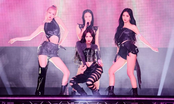 Blackpink vs BTS shows two K-pop giants: BTS bring deep messages, Blackpink shine with style and power.