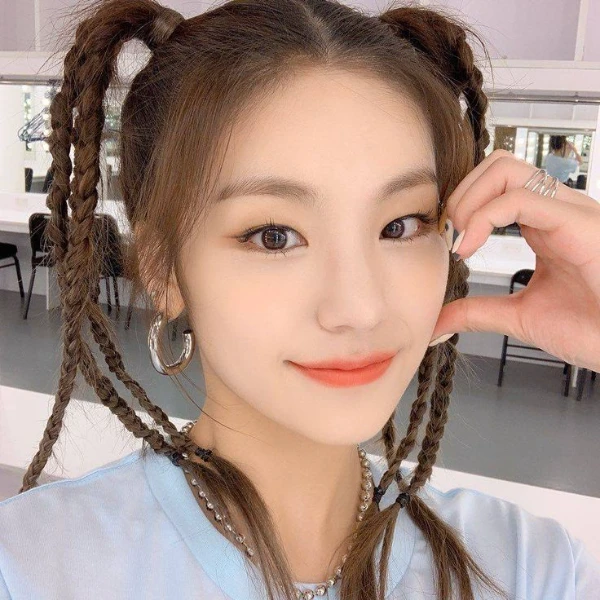 Would you wear these Hwang Yeji outfits? I hope you enjoy my test. Good luck and have a nice passage.