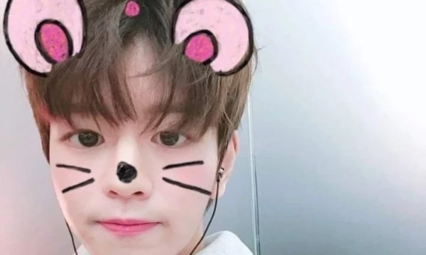 choosing the cutest the prettiest kim seungmin photocard 🐶 )))✌🏻✌🏻🏻