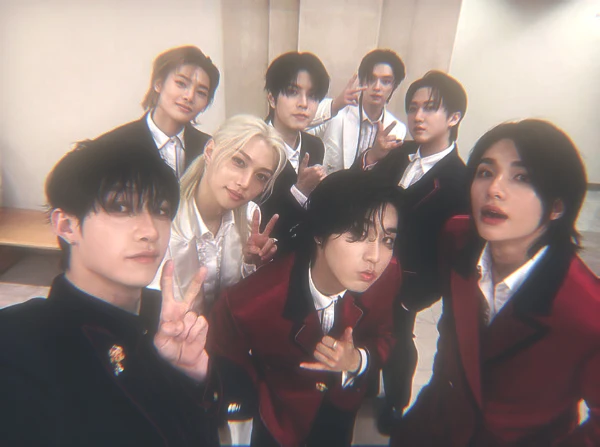Stray Kids (cor: 스트레이;;) - An eight-person male group from JYP Entertainment.I wish you a pleasant passage!