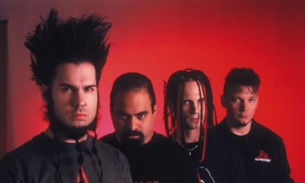 American metal band from Los Angeles, California. Stylistically, it represents industrial metal with elements of nu metal. The test also includes Wayne Static's solo album + deep blue dream songs.