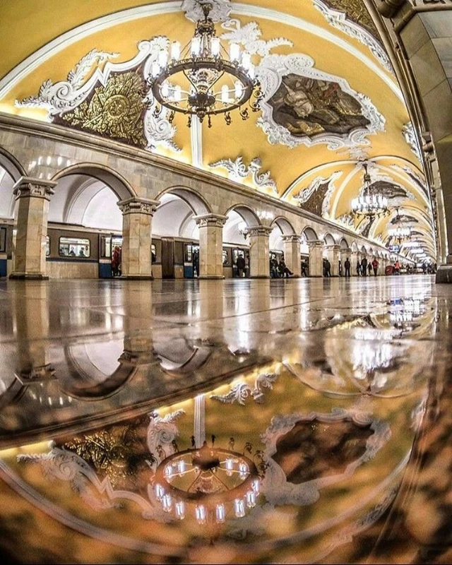Komsomolskaya metro station Komsomolskaya metro station
