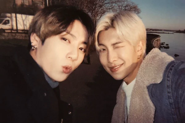 Most idols have their own specific positions, such as the main dancer, lead vocalist, etc., but more often than not, the leader and the center of the group come to mind first, and you have to choose between them