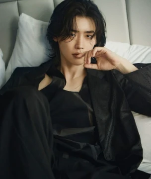 Choose the most beautiful and best photo of the popular Korean actor Lee Jong Suk. Doramas with him: Pinocchio, Chatterbox, V.I.P., While You're Sleeping, Romantic App, Witch 2