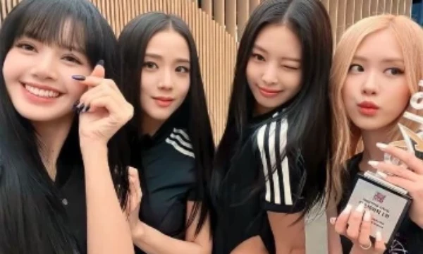 Choose a Blackpink song and we'll see how similar we are.Are we eady if do then lets begin. It'll be fun trust.