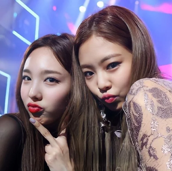 The world of KPOP is so small that we still have no idea how, idols from different groups who are good friends (or no longer) will be represented here, choose your favorite girlfriends from them