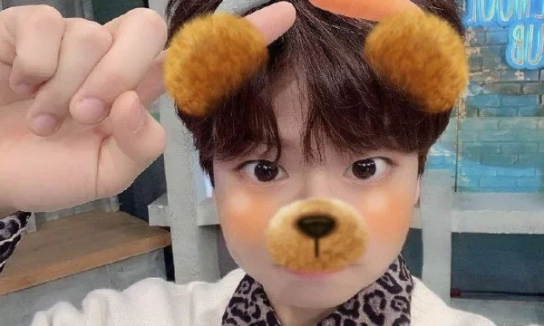 choosing the cutest the prettiest kim seungmin photocard 🐶 )))✌🏻✌🏻🏻