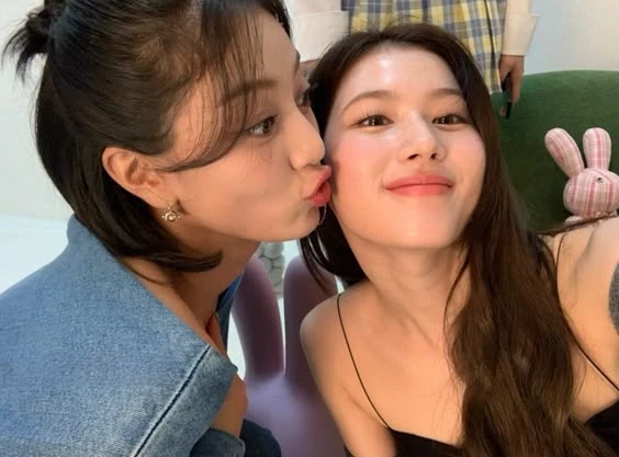 There are a lot of peirings in Twice, some of them are more popular, and others are underrated, choose your favorite one.
P.S: there are only 36 of them, but there will be 32((
