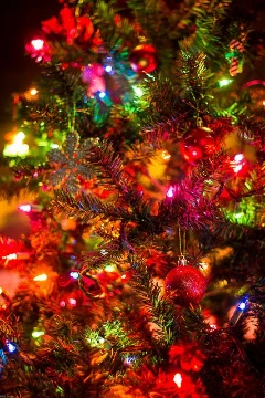 Choose the phenomena that create the most Christmas 's vibe.